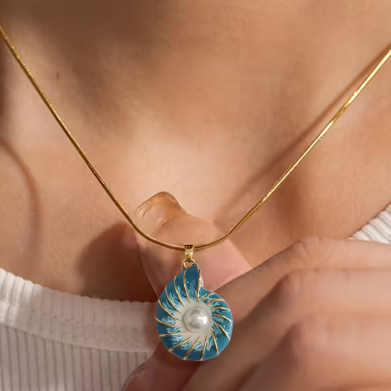 GENEVIEVE - Seashell Pearl Gold Necklace